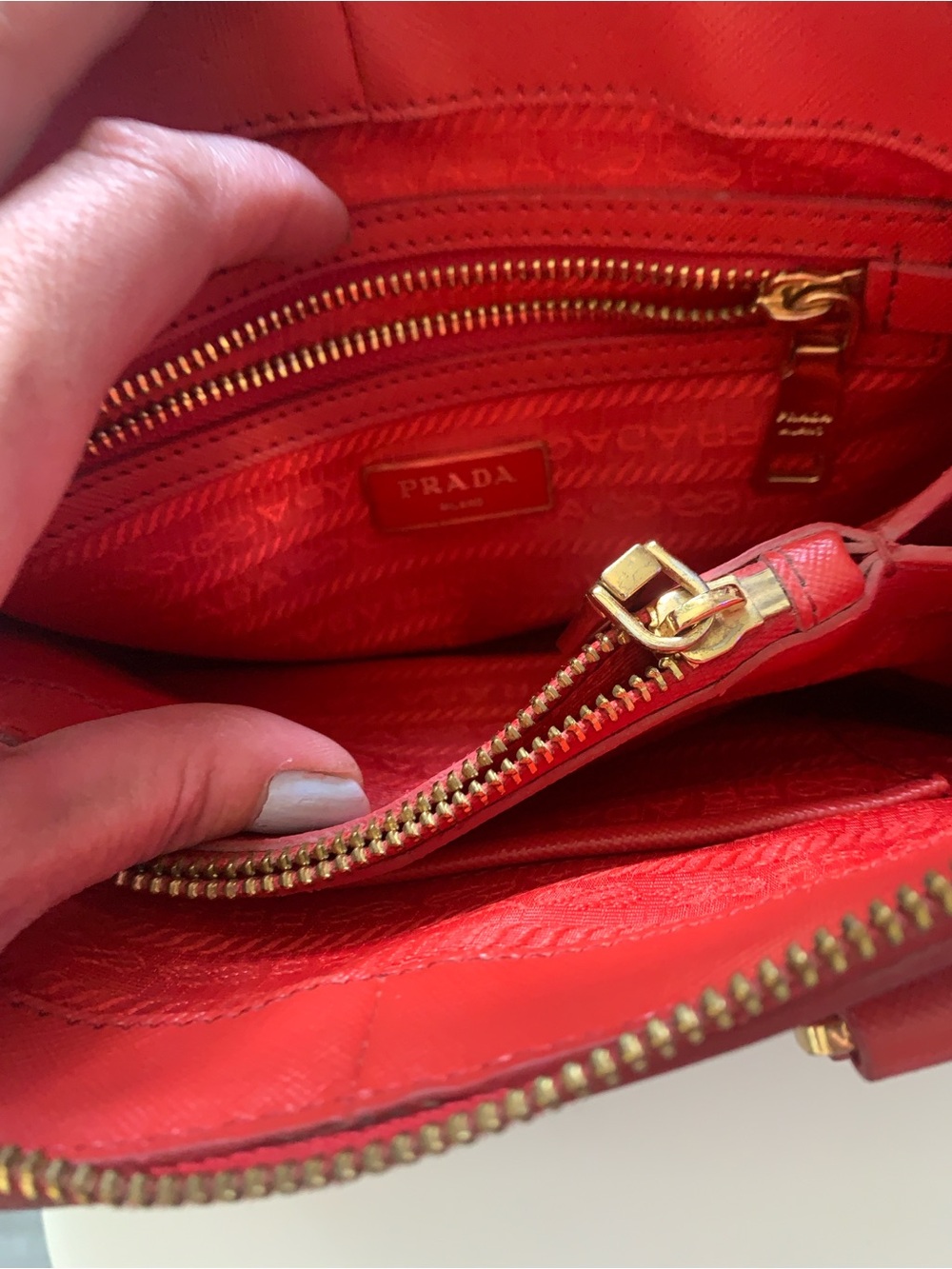 PRADA - Picture 3 of 6